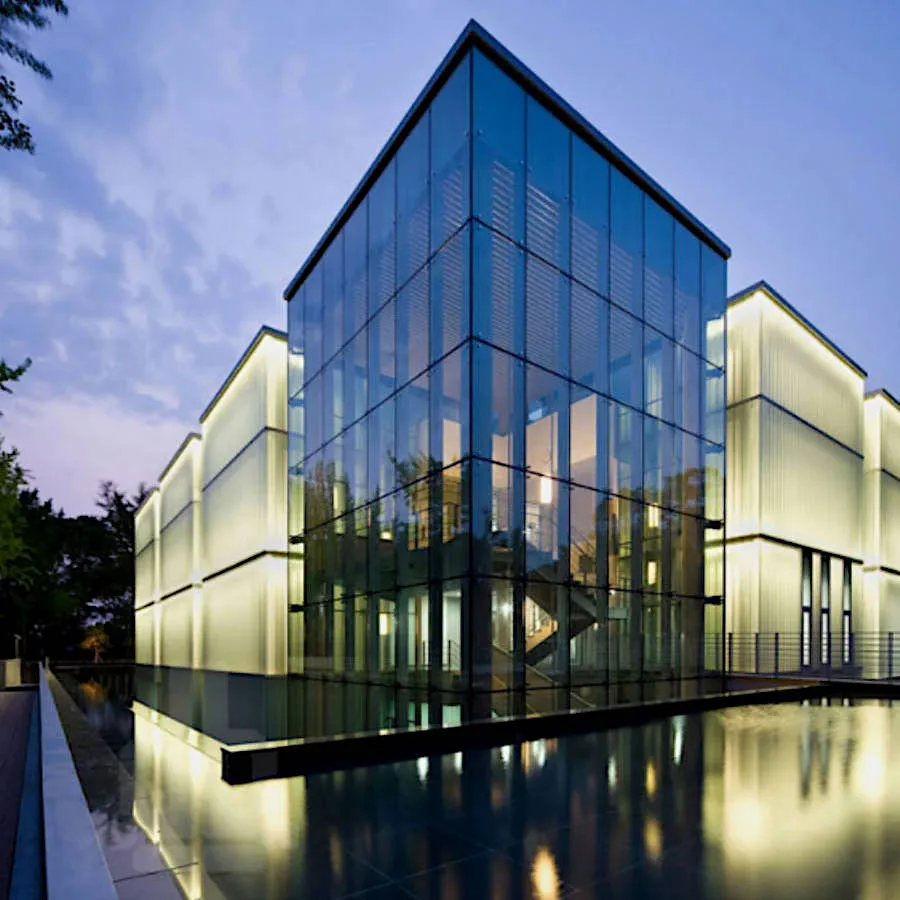 Glass facade by Yuklu Cam
