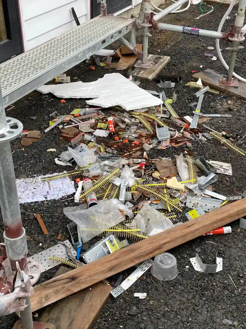 Untidy and unsafe building sity 1 2